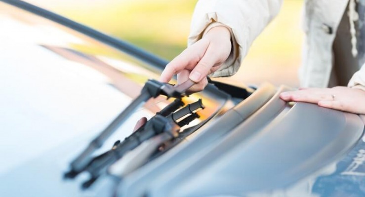 ¿Cómo cambiar los limpiaparabrisas del coche?